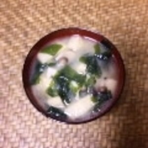 味噌汁でカルシウム補給♪豆腐、油あげ、ワカメ